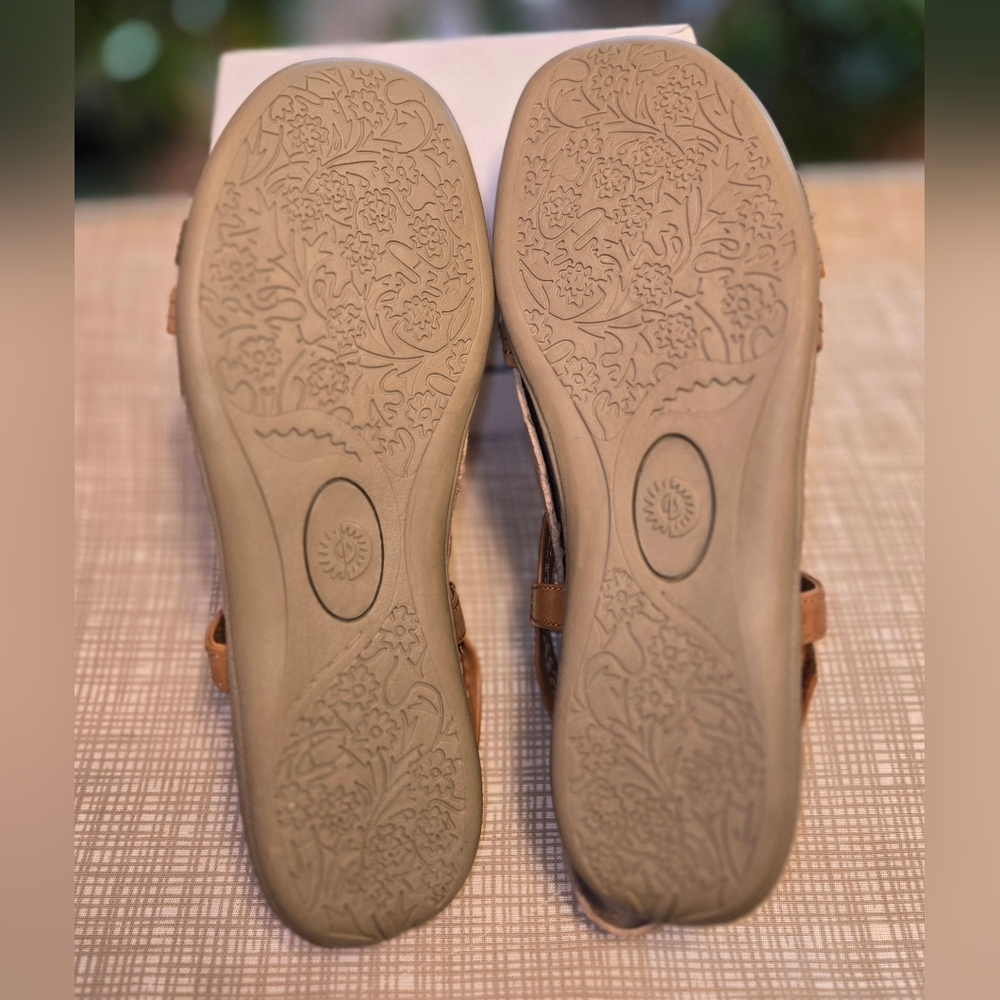 Women's Earth Spirit Beige and Camel Sandals - Picture 4 of 6